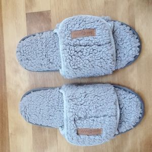 Nice adjustable slippers by GaaHuu size S